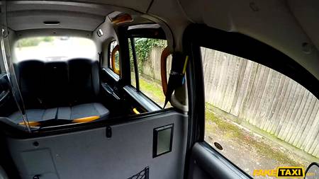 Таксист растягивает анус коротко стриженной пассажирке