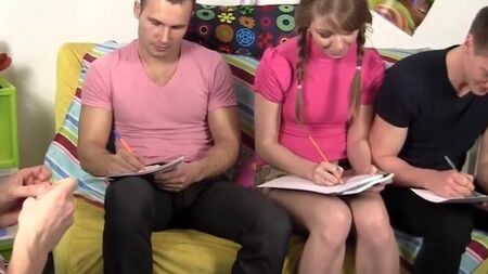 Русские парни устроили ганг банг молодой студентке с шикарным телом