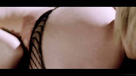 Горячие спортсменки устроили в раздевалке лесбийскую групповушку