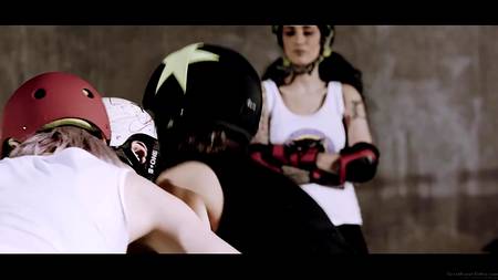 Горячие спортсменки устроили в раздевалке лесбийскую групповушку