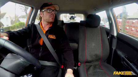 Инструктор по вождению отымел в машине ученицу с большими сиськами