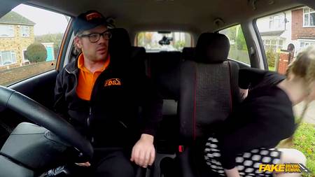 Инструктор по вождению отымел в машине ученицу с большими сиськами