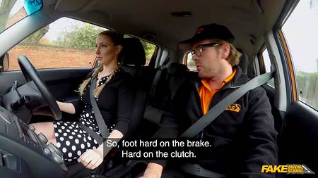 Инструктор по вождению отымел в машине ученицу с большими сиськами