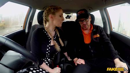 Инструктор по вождению отымел в машине ученицу с большими сиськами