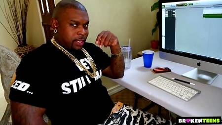 Чернокожие качки оттрахали и накормили спермой красотку Riley Reid