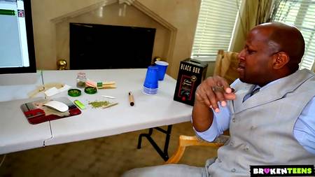 Чернокожие качки оттрахали и накормили спермой красотку Riley Reid