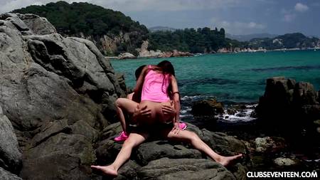 Пацан дрючит на пляже загорелую девушку с длинными волосами