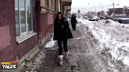 Красотка с маленькой грудью отдалась толпе голодных русских парней