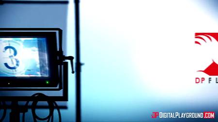 Зрелый препод дрючит в классе молодых студенток в коротких юбках