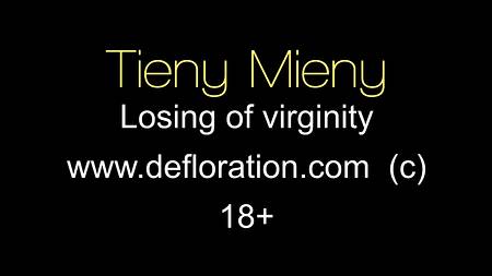 Молодой пацан лишает невинности грудастую русскую красотку