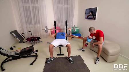 Накаченные парни жестко ебут в спортзале молодую похотливую чирлидершу