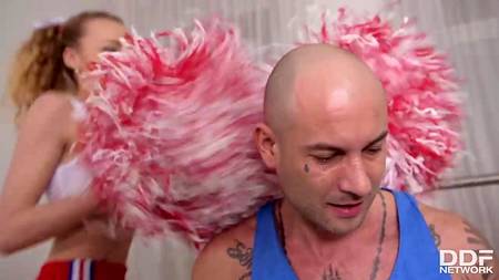 Накаченные парни жестко ебут в спортзале молодую похотливую чирлидершу