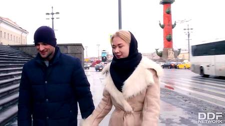 Горячий анальный секс на кухне мускулистого мужика с шикарной блондинкой