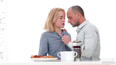 Горячий анальный секс на кухне мускулистого мужика с шикарной блондинкой