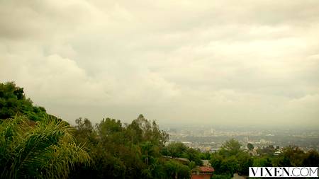 Лысый мужчина нежно ебет в попку загорелую красивую девушку