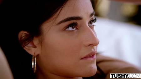 Зрелый самец наслаждается анальным сексом с двумя роскошными телками