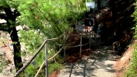 Сучка с большими сиськами сосет бойфренду в публичном месте