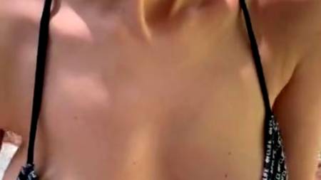 Сучка с большими сиськами сосет бойфренду в публичном месте