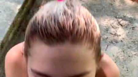 Сучка с большими сиськами сосет бойфренду в публичном месте