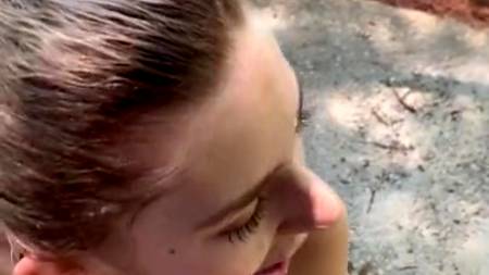 Сучка с большими сиськами сосет бойфренду в публичном месте