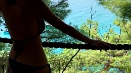 Сучка с большими сиськами сосет бойфренду в публичном месте