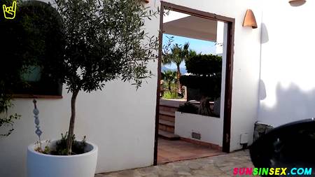 Жопастые нимфы наслаждаются долгим сексом на улице с опытным любовником