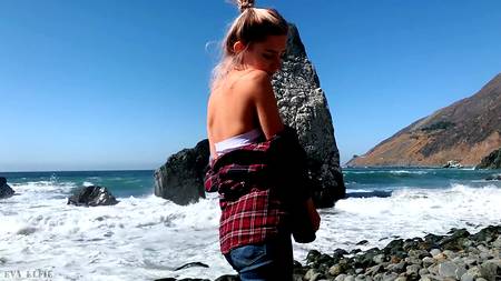 Грудастая блондинка Eva Elfie прыгает на члене парня от первого лица