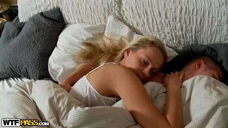 Стройная девушка разбудила парня минетом и страстно отдалась в попку