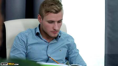 Русский препод трахает в классе молодую студентку с красивой грудью