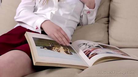 Старый кобель отымел очень большим членом мастурбирующую молодуху