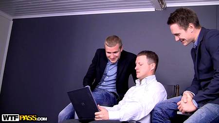 Работники офиса устроили секретарше хардкорный ганг банг