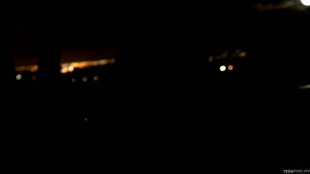 Зрелый мужик пердолит мясистым болтом миниатюрную молодую брюнетку