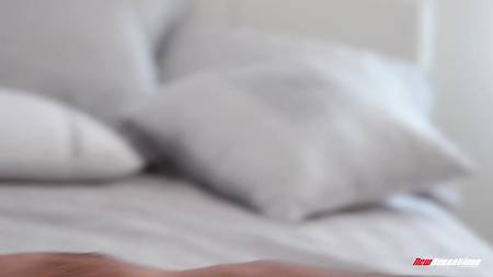 Красивая блондинка нежно лижет анус балдеющему мужчине