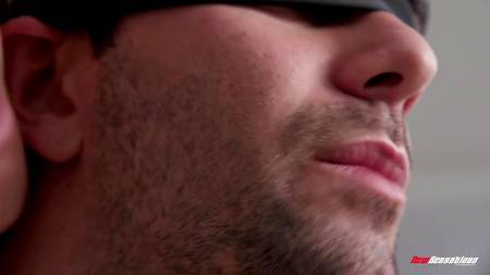 Красивая блондинка нежно лижет анус балдеющему мужчине