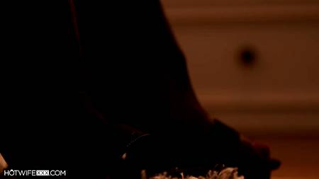 Лысый мужчина трахает между сисек роскошную блондинку в чулках