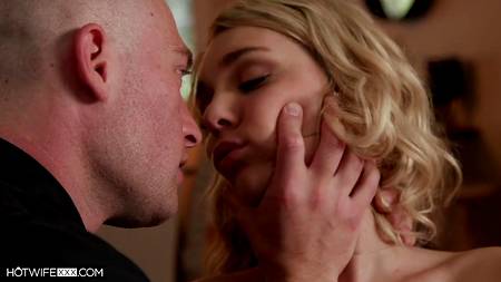 Лысый мужчина трахает между сисек роскошную блондинку в чулках