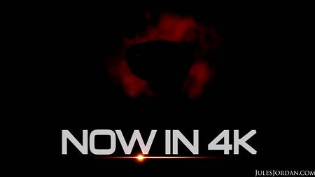 Крепкие мужики ебут во все дыры стройную брюнетку в чулках