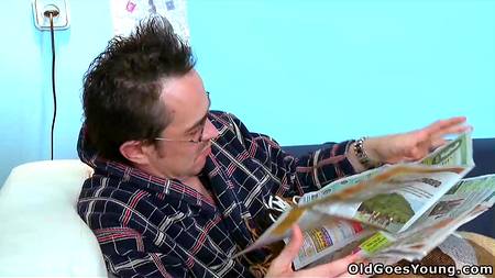 Русская девка лишается девственности со зрелым мужчиной и его другом