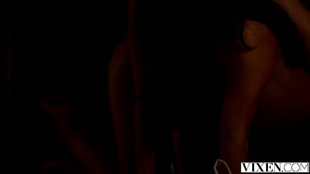 Ловелас дрючит на пляже загорелых сучек с красивыми фигурами