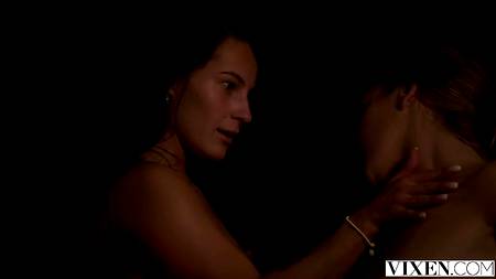 Ловелас дрючит на пляже загорелых сучек с красивыми фигурами