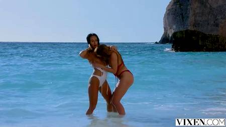 Ловелас дрючит на пляже загорелых сучек с красивыми фигурами