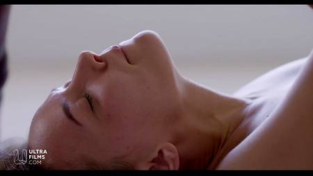 Накаченные кобели делают красивой девушке массаж влагалища