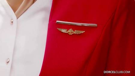 Мужчина ебет на глазах жены сексуальную стюардессу в частном самолете