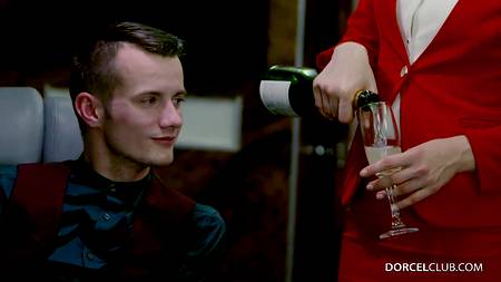 Мужчина ебет на глазах жены сексуальную стюардессу в частном самолете