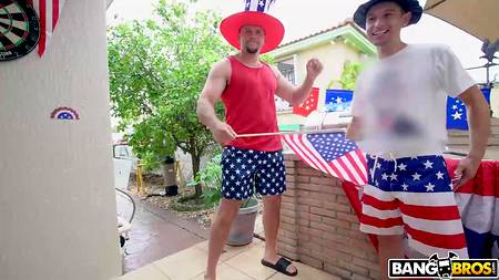 Девки с огромными жопами прыгают на крепком болте накаченного парня