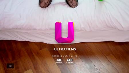 Стриптизер отодрал трех красивых девиц с маленькими сиськами