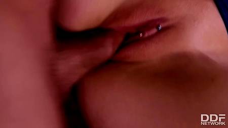 Босс жестко оприходовал в офисе секретаршу и смачно кончил ей в рот