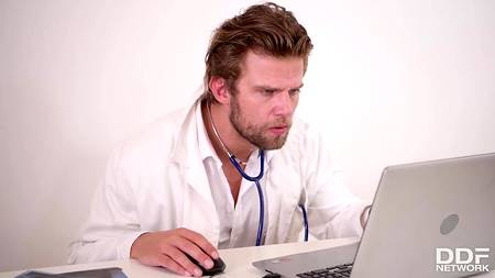 Доктор наклонил и трахнул в жопу сексапильную медсестру