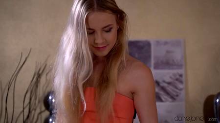 Стройная девушка страстно извивается на члене балдеющего мужика