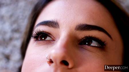 Блондинка в красивом белье прыгает волосатой пиздой на толстом члене